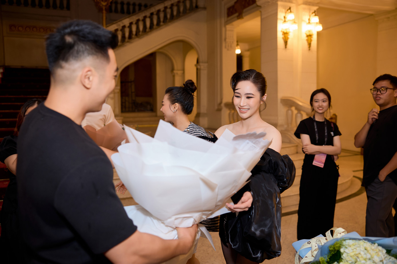 Sau khi ban tổ chức thông báo hủy diễn, nhiều khán giả nán lại gửi hoa cho Hương Tràm. Đây là quà được người hâm mộ chuẩn bị, dự kiến lên sân khấu tặng cho nữ ca sĩ sau đêm diễn.