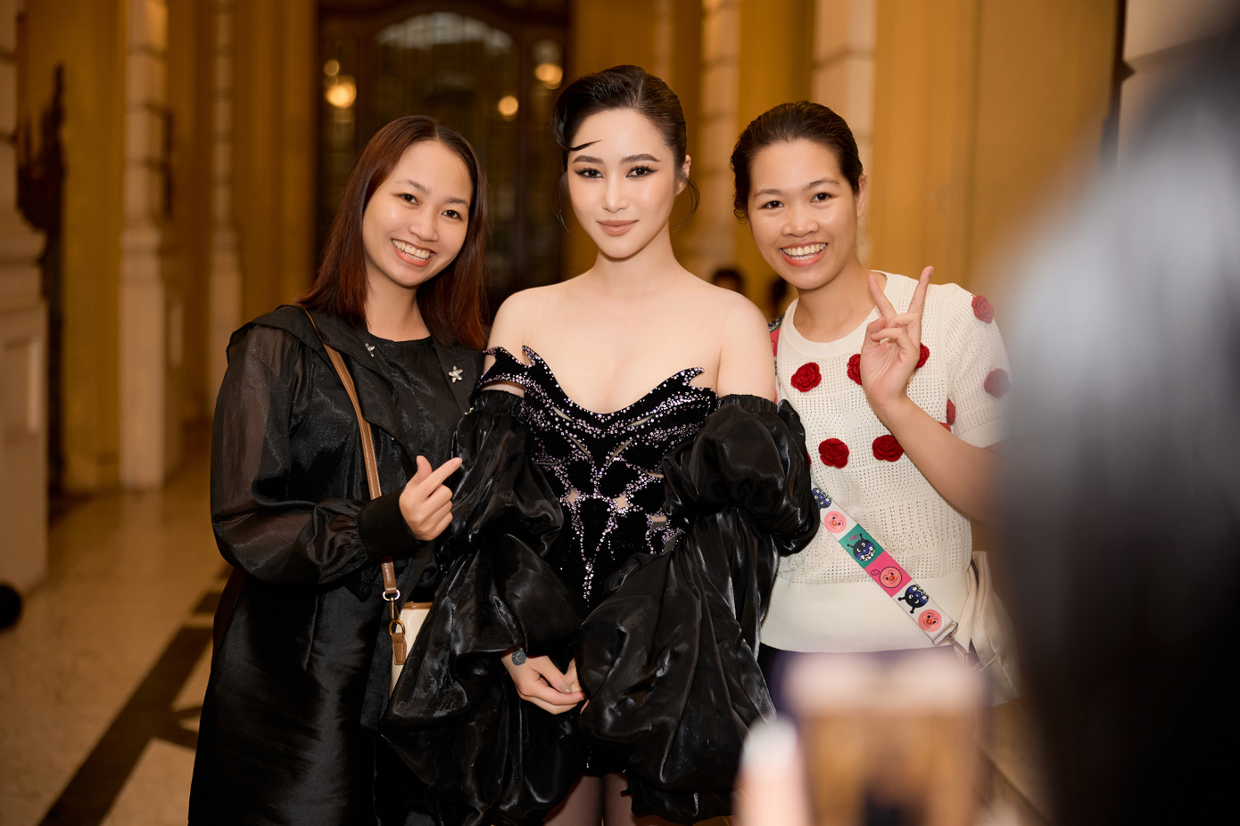 Hương Tràm cho biết cô xúc động trước tình cảm của khán giả, những người thông cảm cho quyết định hủy show của ban tổ chức và nán lại an ủi, chụp ảnh cùng nữ ca sĩ.