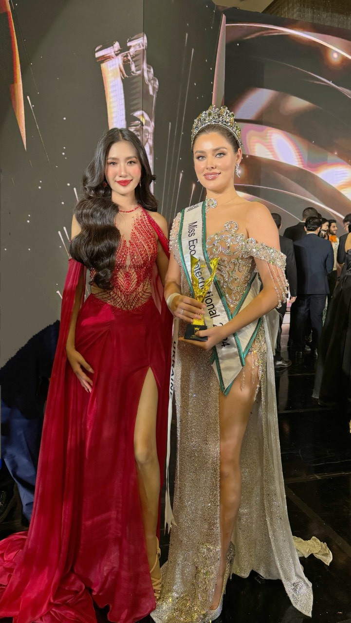 Hoa hậu Nguyễn Thanh Hà trao lại vương miện cho người kế nhiệm. Hoa hậu Nguyễn Thanh Hà trao lại vương miện cho người kế nhiệm.