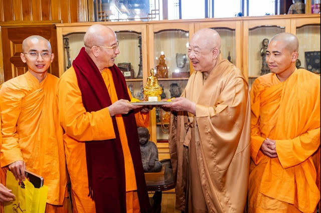 Hòa Thượng Jeong Beom-ryun hoan hỷ đón nhận sự cúng dường từ thầy Thích Trúc Thái Minh.