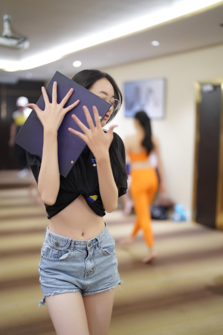 Bùi Thảo Linh tròn 18 tuổi khi tham gia Hoa hậu Việt Nam 2022. Cô gái đến từ Thanh Hóa có vòng eo nhỏ, chân dài và đang trao dồi khả năng catwalk. Bùi Thảo Linh tròn 18 tuổi khi tham gia Hoa hậu Việt Nam 2022. Cô gái đến từ Thanh Hóa có vòng eo nhỏ, chân dài và đang trao dồi khả năng catwalk.