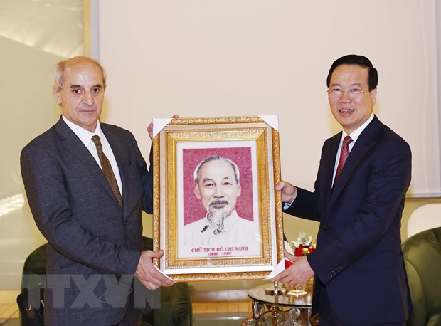 Chủ tịch nước Võ Văn Thưởng tặng bức tranh chân dung Chủ tịch Hồ Chí Minh cho Tổng Bí thư Đảng Cộng sản Italy Mauro Alboresi. (Ảnh: Thống Nhất/TTXVN).
