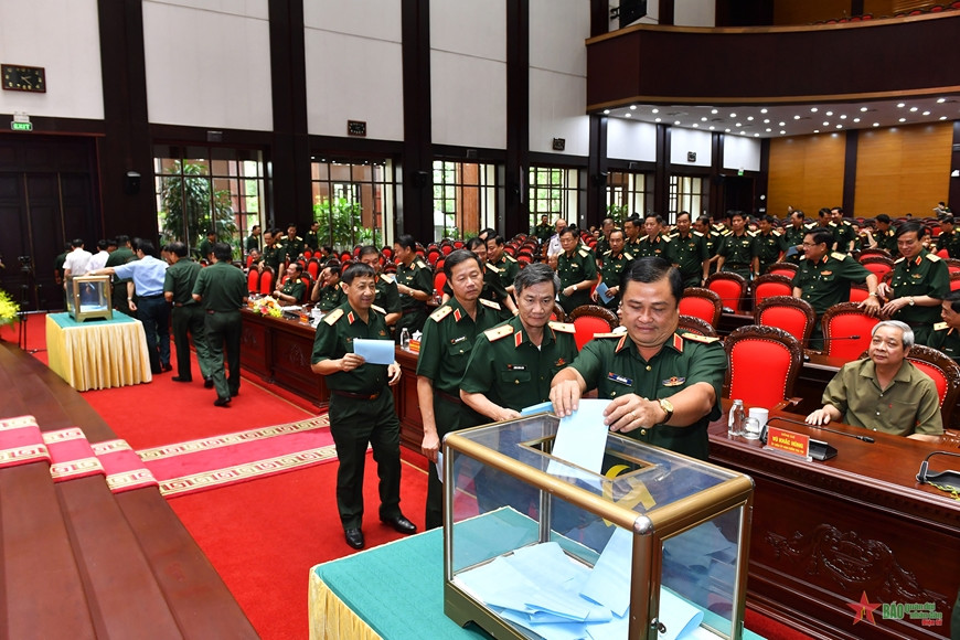 Các đại biểu bỏ phiếu tín nhiệm tại hội nghị.