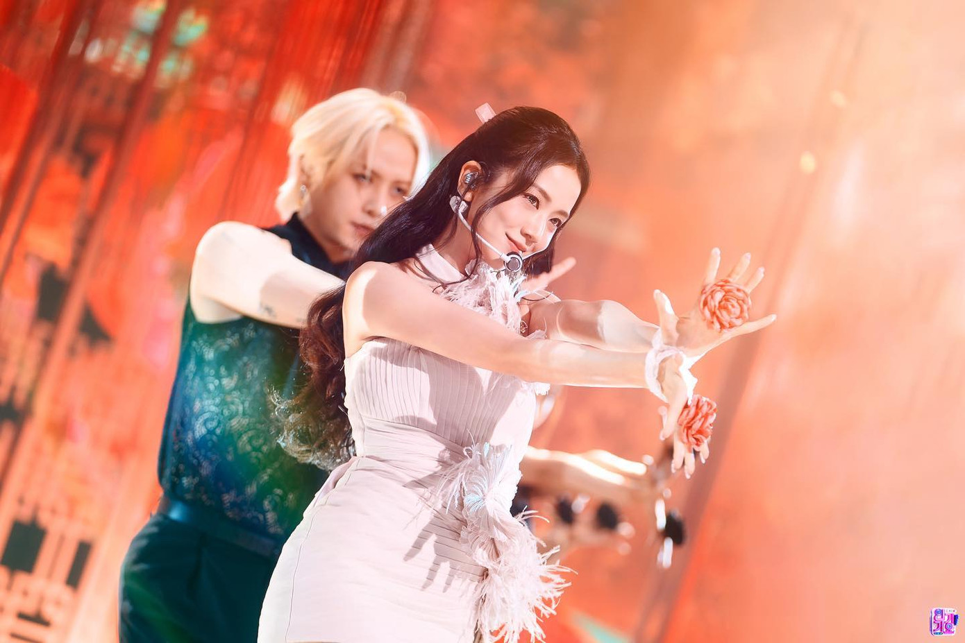 Phần âm nhạc và vũ đạo của Flower nhận được nhiều lời khen. Phần âm nhạc và vũ đạo của Flower nhận được nhiều lời khen.