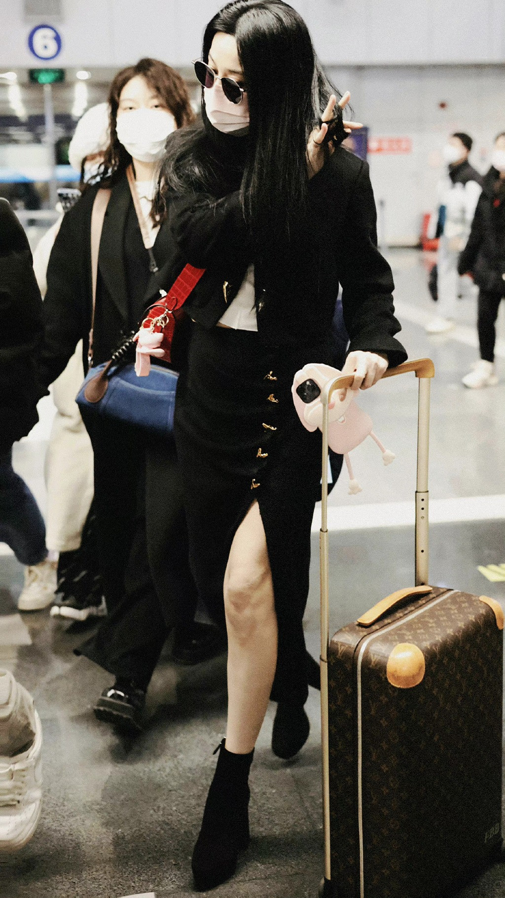 Phạm Băng Băng gây sốt khi xuất hiện chớp nhoáng tại sân bay.