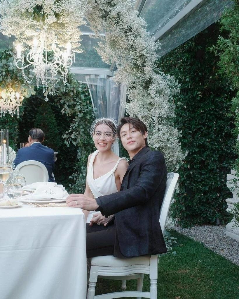 Sau 10 năm hẹn hò, chuyện tình đẹp của cặp vợ chồng được báo chí xứ chùa Vàng gọi là cặp sao đẹp nhất Thái Lan có cái kết viên mãn. Cả hai đều là ngôi sao có độ nhận diện cao, nằm trong nhóm những diễn viên đẹp và nổi tiếng nhất Thái Lan.