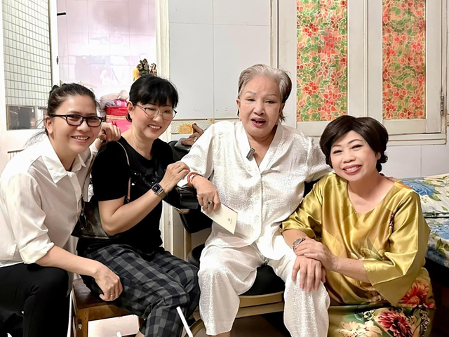 Nghệ sĩ Hồng Nga bị làm phiền thời gian gần đây. Nghệ sĩ Hồng Nga bị làm phiền thời gian gần đây.