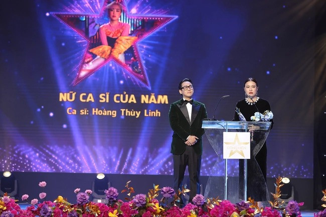 Hoàng Thùy Linh tiếp tục nhận giải thưởng thứ ba là Nữ ca sĩ của năm từ Hứa Vĩ Văn. Cô xúc động khi thắng lớn, mang về chiến thắng ở ba hạng mục quan trọng. &quot;Em đã quá may mắn trong đêm nay. Ngày trước đóng phim cùng anh Hứa Vĩ Văn có phân cảnh em nhận giải thưởng, nhưng có nằm mơ em cũng không ngờ cảnh đó xảy ra hôm nay&quot;, cô nói.