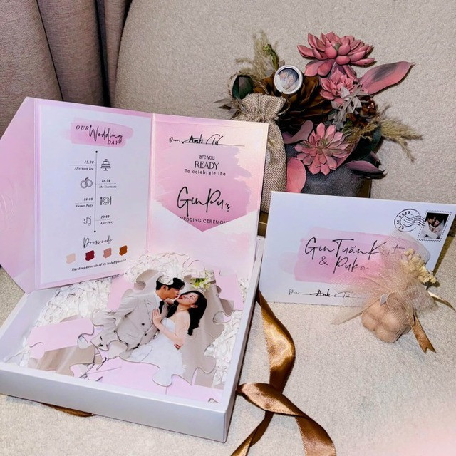 Gin Tuấn Kiệt và Puka phát thiệp mời đến đồng nghiệp từ tháng 10. Khách mời phải lắp ráp để đọc thông tin thiệp cưới. Theo đó, cặp diễn viên tổ chức lễ cưới ở ba địa điểm, đầu tiên là đám cưới ở Cam Ranh (quê Gin Tuấn Kiệt) ngày 4/11. Đến ngày 6/11, tiệc báo hỷ của hai diễn viên tổ chức ở TPHCM, thuận tiện cho đồng nghiệp, đối tác. Sau đó, họ tổ chức tiệc cưới tại Đồng Tháp, quê của cô dâu Puka.