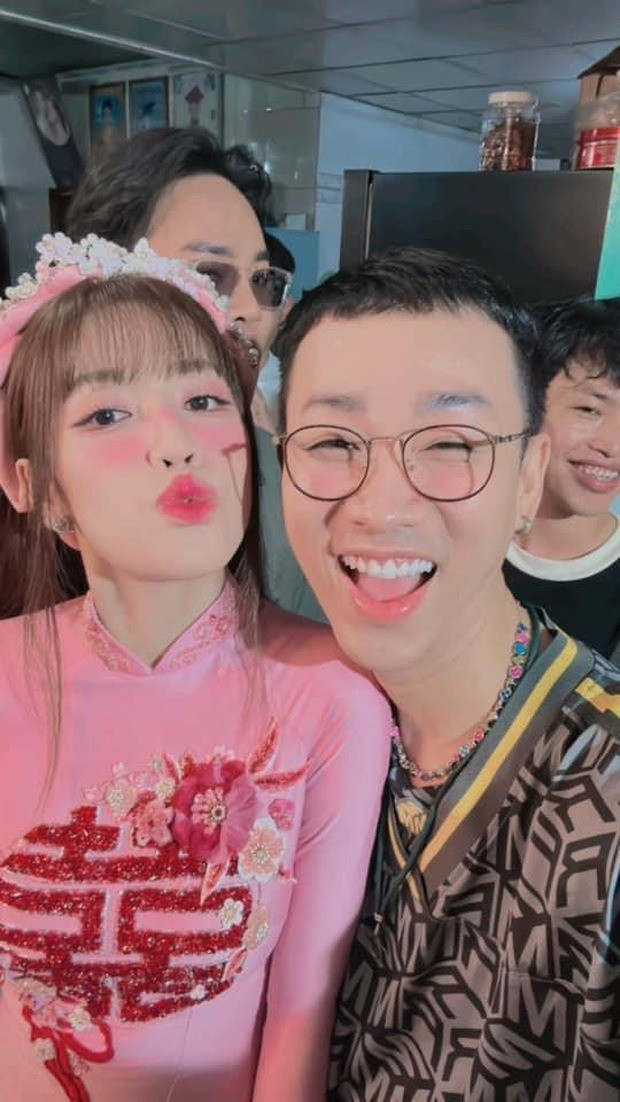 Puka thay hai bộ áo dài trong tiệc tối. Nữ diễn viên diện áo dài hồng thêu chữ Song Hỷ để làm lễ. Trong ảnh, cô check in cùng hội bạn Hải Triều, Quang Trung, Anh Tú.