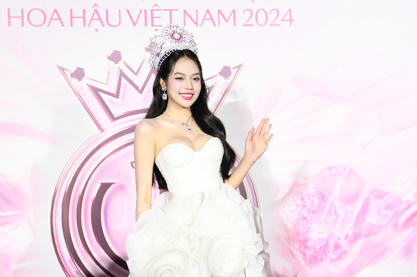 Hoa hậu Thanh Thủy diện váy họa tiết 3D, hơi hướm corset tôn lên vẻ gợi cảm và cổ điển. Cô phối phụ kiện ton-sur-ton với vương miện, tạo tổng thể hài hòa. Phong cách giúp đương kim Hoa hậu Việt Nam, Miss International 2024 tôn vai thon.