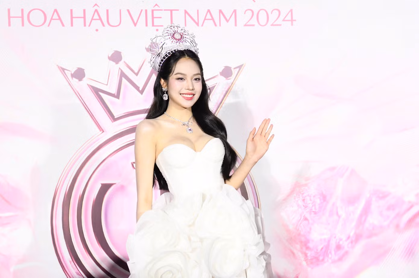Hoa hậu Thanh Thủy diện váy họa tiết 3D, hơi hướm corset tôn lên vẻ gợi cảm và cổ điển. Cô phối phụ kiện ton-sur-ton với vương miện, tạo tổng thể hài hòa. Phong cách giúp đương kim Hoa hậu Việt Nam, Miss International 2024 tôn vai thon.