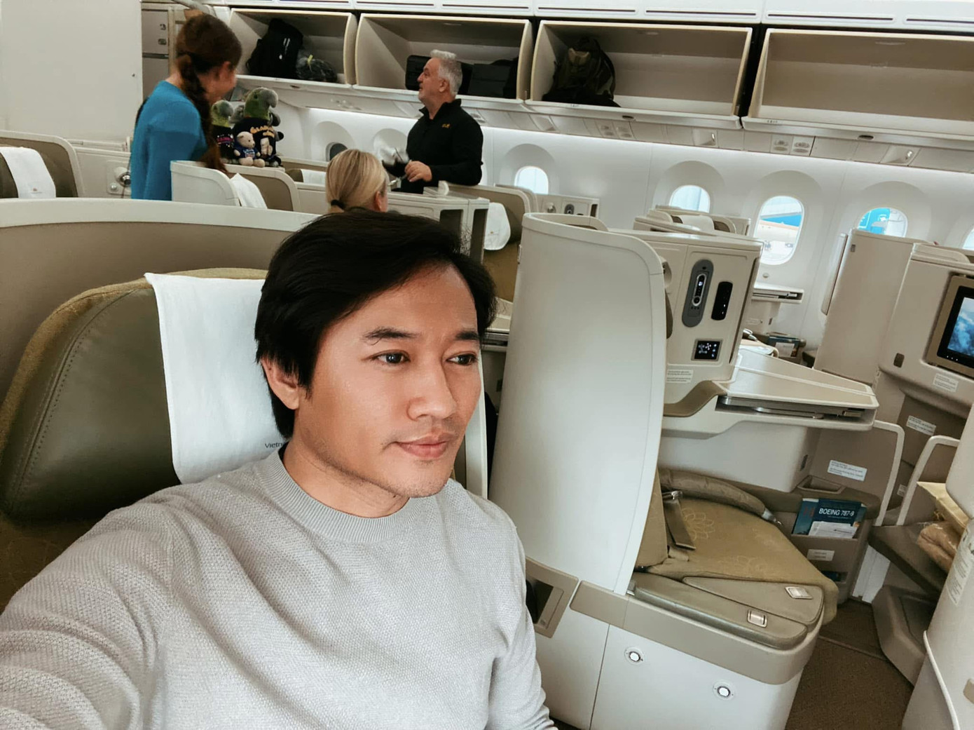 Theo chia sẻ của Ngọc Tiền - vợ của Quý Bình, nam diễn viên phát hiện mắc u não sau lần đi khám bệnh vì đau đầu kéo dài. Anh suy sụp, khóc nhiều khi bị bệnh nan y. Diễn viên thấy tuyệt vọng vì mắc bệnh khi còn trẻ, không con cái. Theo chia sẻ của Ngọc Tiền - vợ của Quý Bình, nam diễn viên phát hiện mắc u não sau lần đi khám bệnh vì đau đầu kéo dài. Anh suy sụp, khóc nhiều khi bị bệnh nan y. Diễn viên thấy tuyệt vọng vì mắc bệnh khi còn trẻ, không con cái.