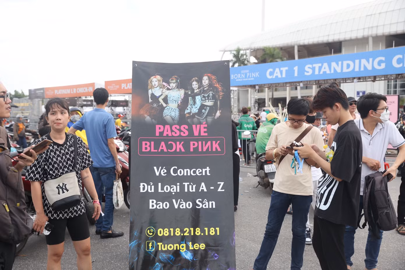 Cảnh đại hạ giá vé BlackPink tại sân vận động Mỹ Đình.