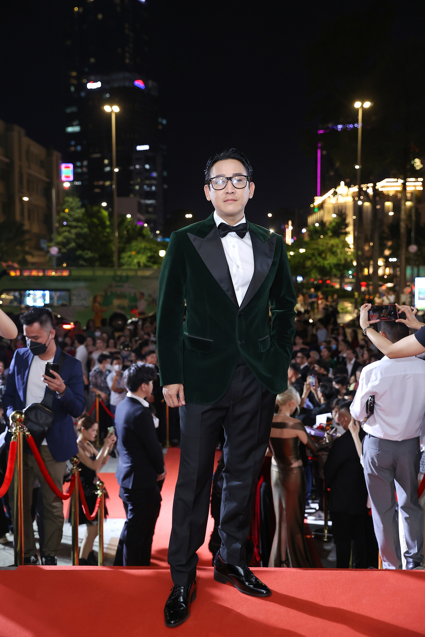 Hứa Vĩ Văn diện vest bảnh bao dự thảm đỏ. Nam diễn viên mang kính, thắt nơ trẻ trung ở tuổi 43. Hứa Vĩ Văn diện vest bảnh bao dự thảm đỏ. Nam diễn viên mang kính, thắt nơ trẻ trung ở tuổi 43.