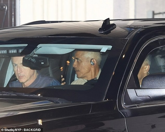 Xe của ông Obama bị người đàn ông có vũ trang tiếp cận. Xe của ông Obama bị người đàn ông có vũ trang tiếp cận.