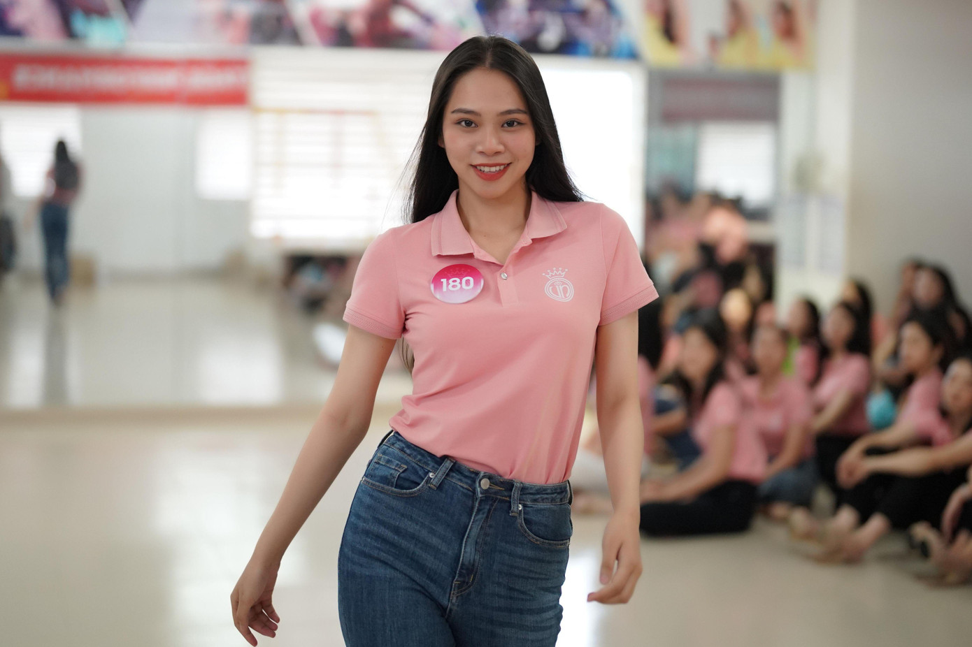 Thí sinh Trần Thị Nhi (SBD 180) cho biết sau khi tập luyện với huấn luyện viên Tuyết Như, cô cải thiện nhiều khả năng catwalk, có thể kiểm soát bước chân sao cho uyển chuyển nhất. &quot;Động tác chân của tôi nhẹ hơn rất nhiều. Tôi có thể làm tốt ở những vòng thi tiếp theo&quot;, cô nói.