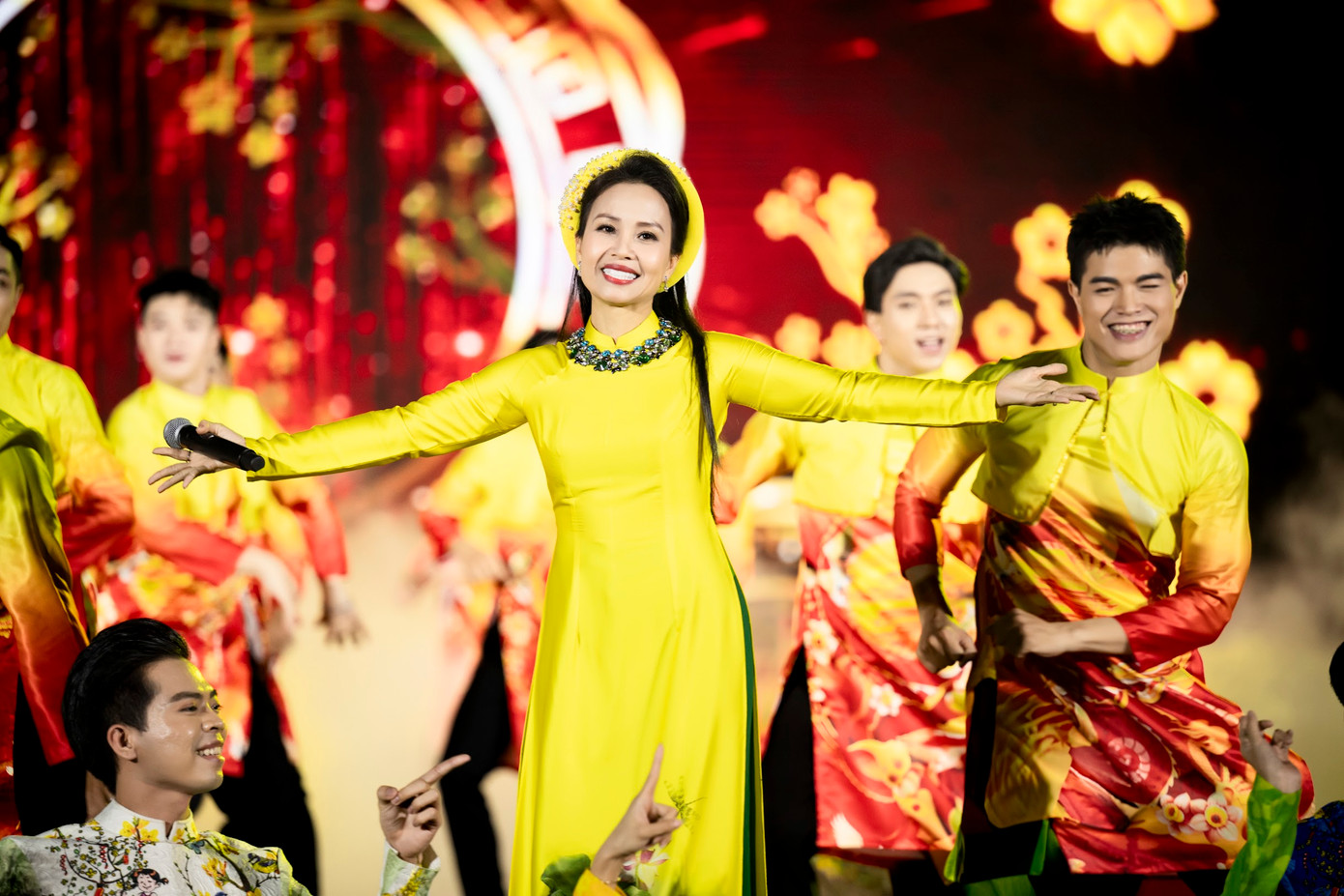 Lễ hội Tết Việt còn mang lại không khí rộn ràng mừng xuân với màn biểu diễn của nhiều nghệ sĩ nổi tiếng như Cảm Ly, Nguyễn Phi Hùng, Noo Phước Thịnh, Lona, rapper Double 2T...