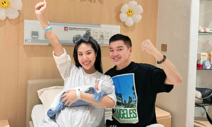 Diễn viên Quang Minh đón con trai ở tuổi 65.