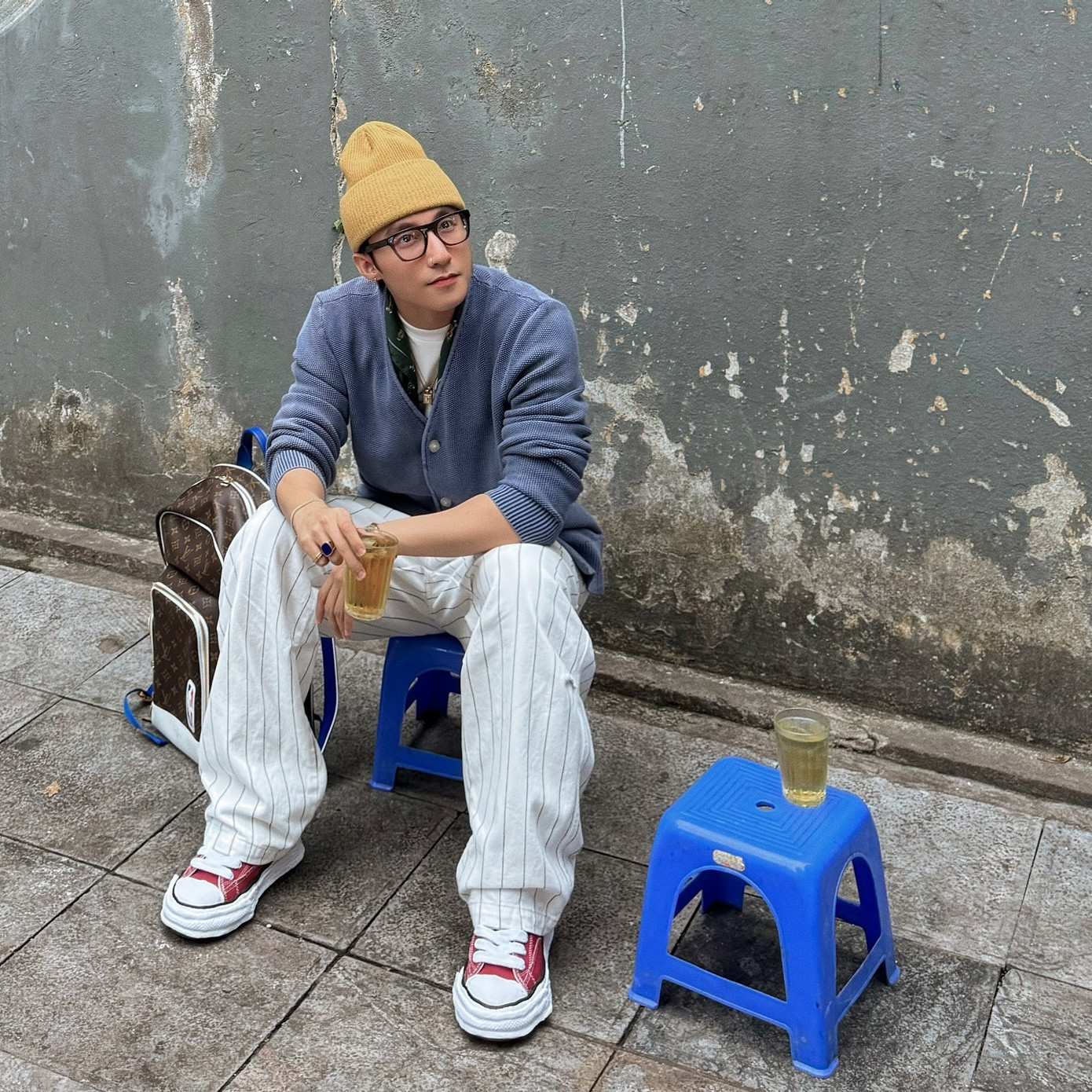 Khoảnh khắc Sơn Tùng uống trà đá tạo trào lưu trên mạng.