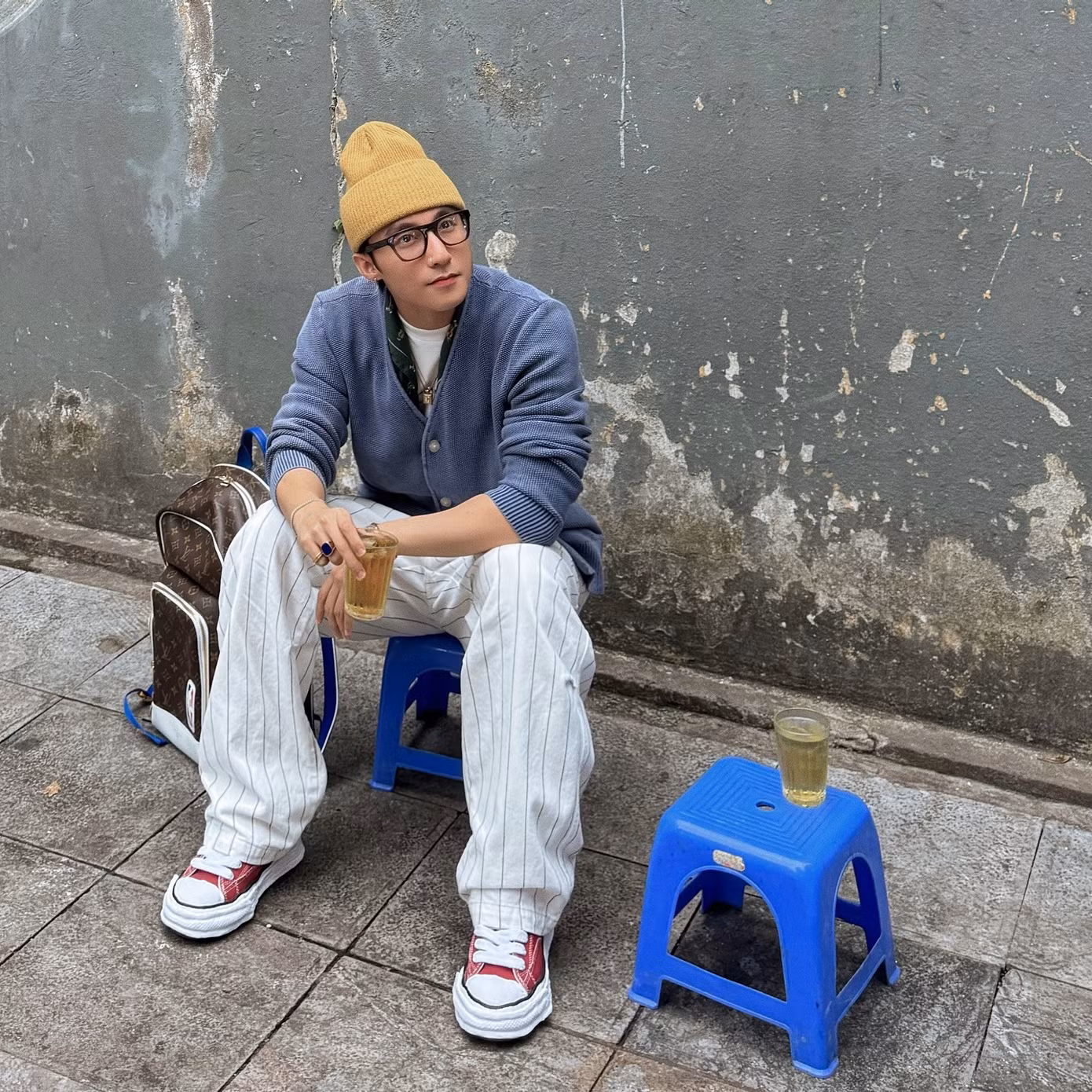 Khoảnh khắc Sơn Tùng uống trà đá tạo trào lưu trên mạng.