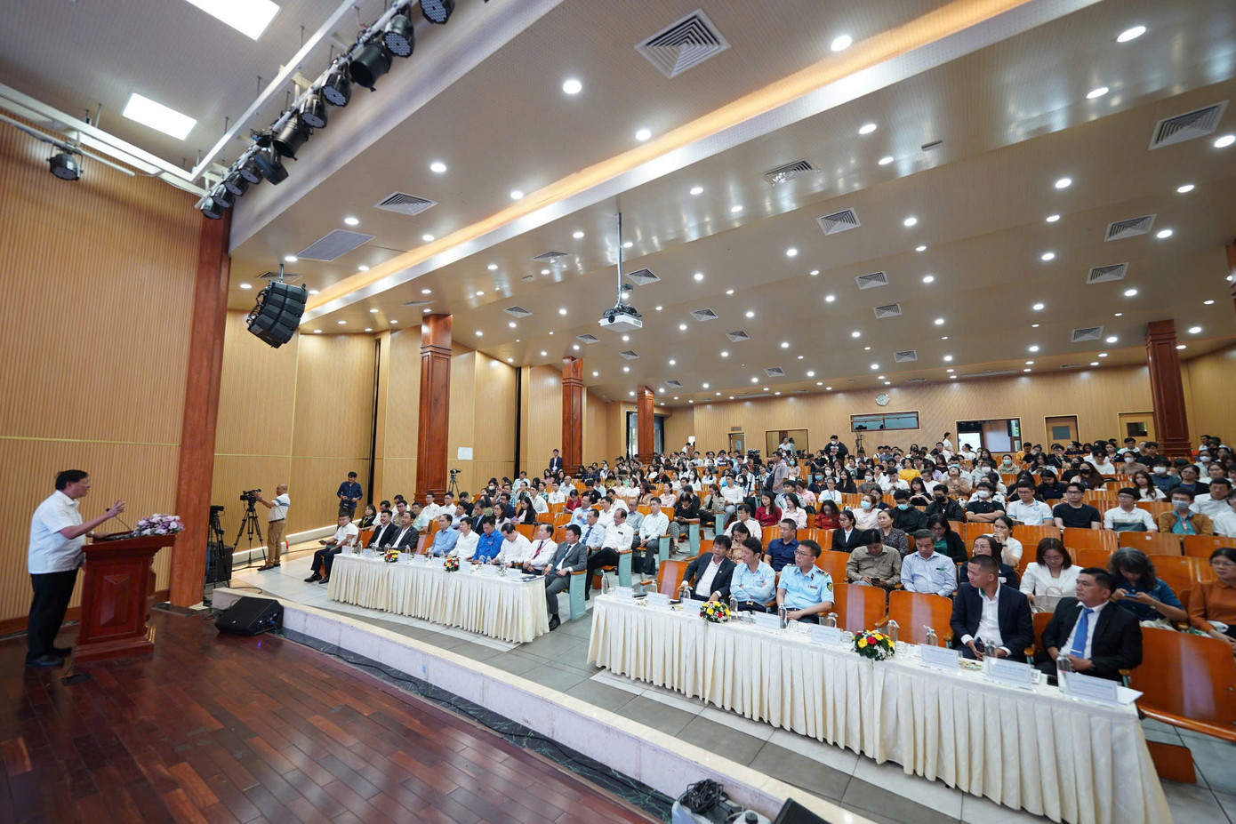 Quang cảnh hàng trăm khách mời tại hội thảo sáng 26/5 tại Đại học Y dược TPHCM. Quang cảnh hàng trăm khách mời tại hội thảo sáng 26/5 tại Đại học Y dược TPHCM.