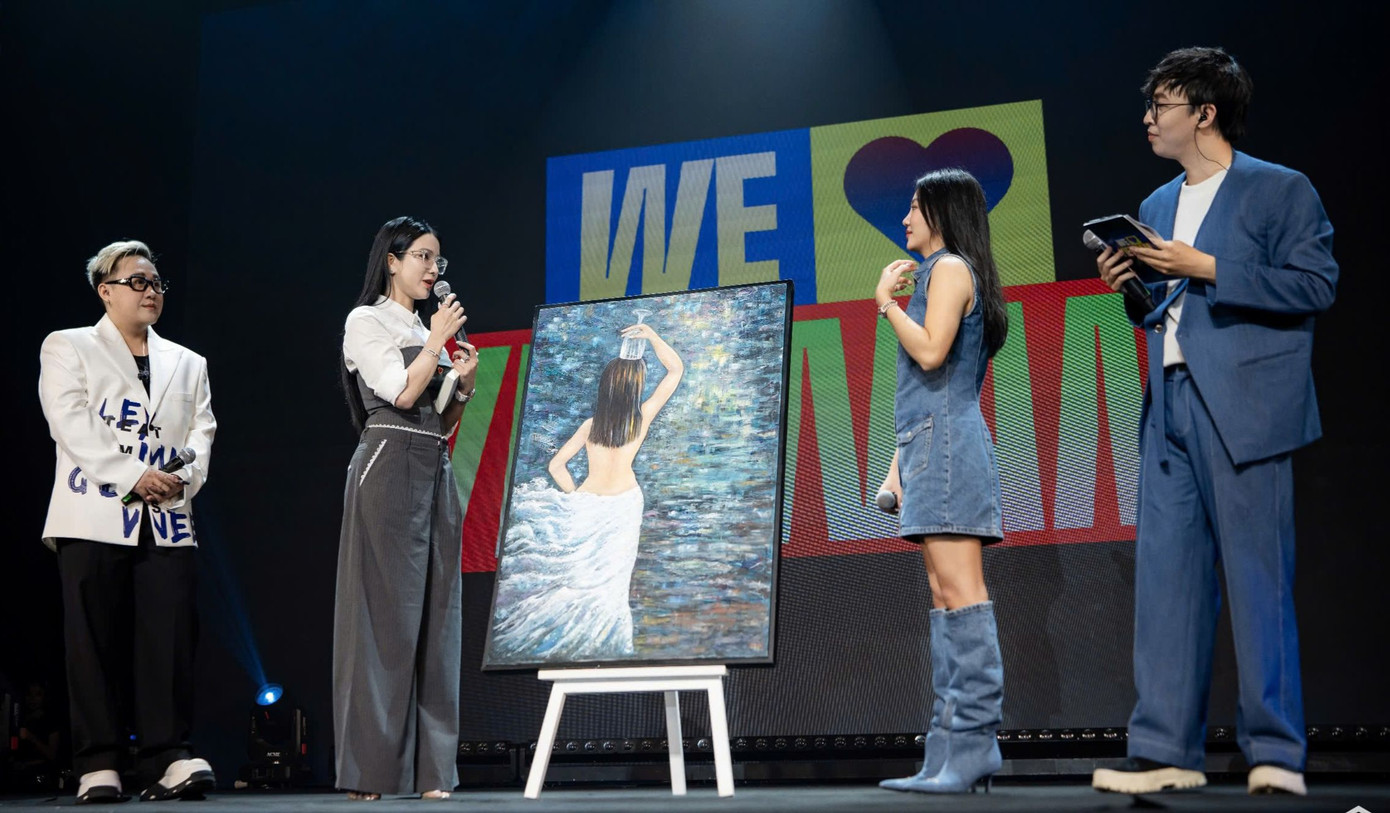 Diệp Lâm Anh đấu giá bức vẽ Quân tử để ủng hộ người dân vùng lũ. Diệp Lâm Anh đấu giá bức vẽ Quân tử để ủng hộ người dân vùng lũ.