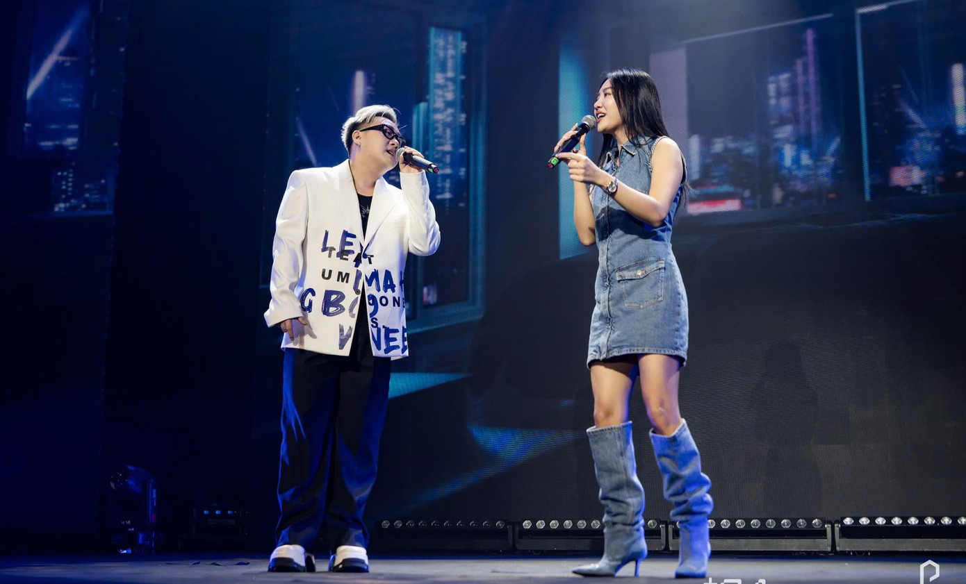 Văn Mai Hương và Trung Quân hát hit Mưa tháng sáu tại chương trình. Văn Mai Hương và Trung Quân hát hit Mưa tháng sáu tại chương trình.