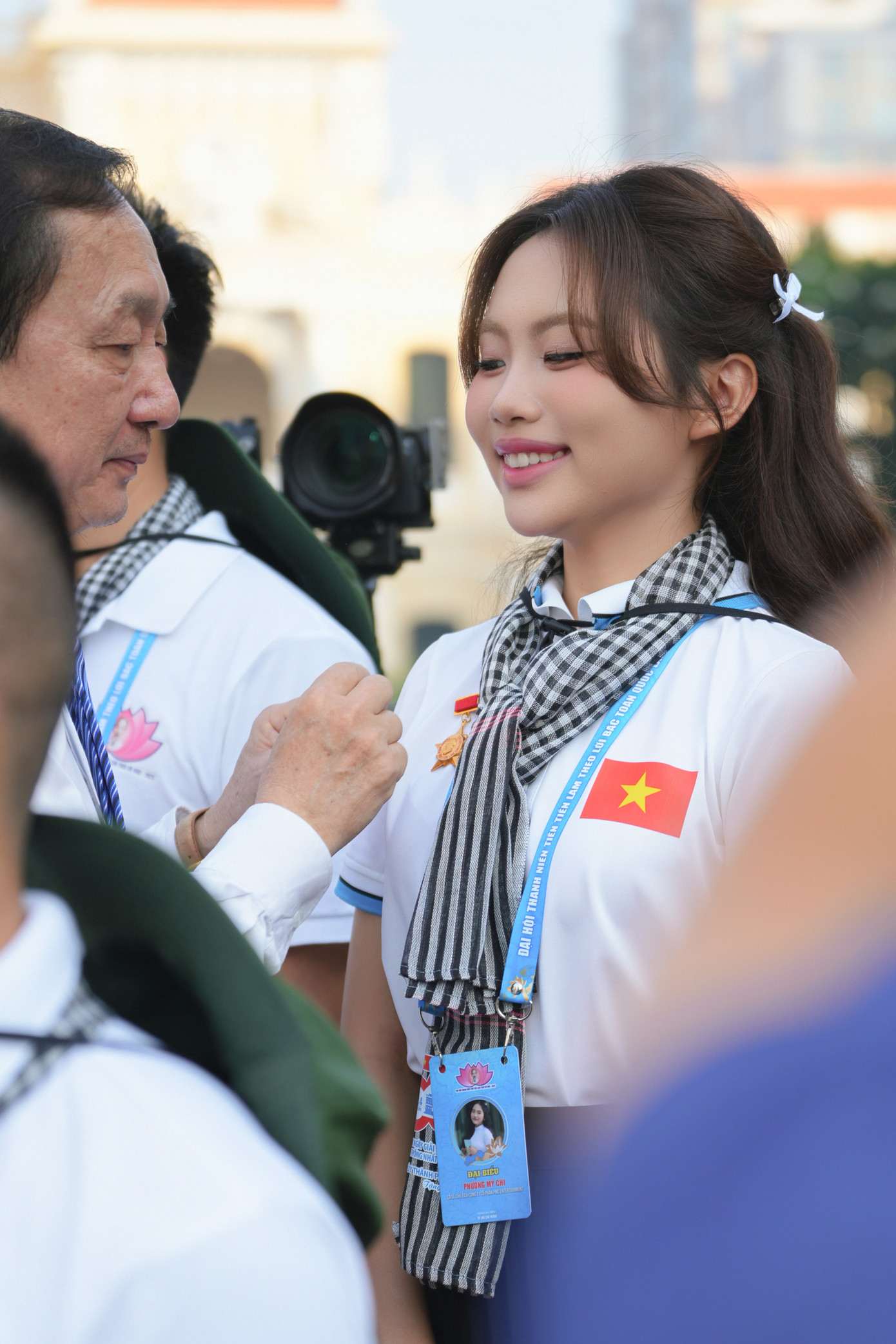 Phương Mỹ Chi tự hào khi được tuyên dương tại đại hội. Phương Mỹ Chi tự hào khi được tuyên dương tại đại hội.