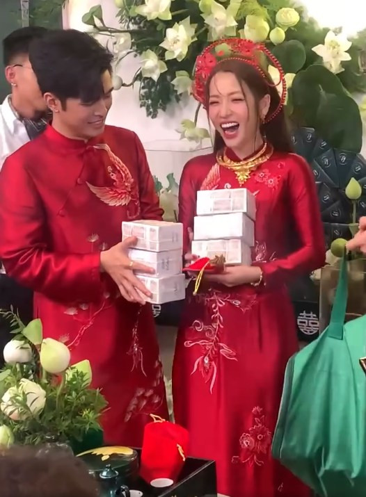 Trên mạng xã hội, khán giả bình luận phần hài hước nhất trong tiệc cưới là màn trao quà của Lê Dương Bảo Lâm cho cô dâu và chú rể. Nam diễn viên mang theo bao tiền lẻ, lần lượt trao từng sấp tiền cho đồng nghiệp.