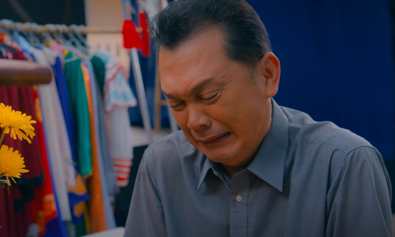 NSƯT Hữu Châu trong Sáng đèn. NSƯT Hữu Châu trong Sáng đèn.