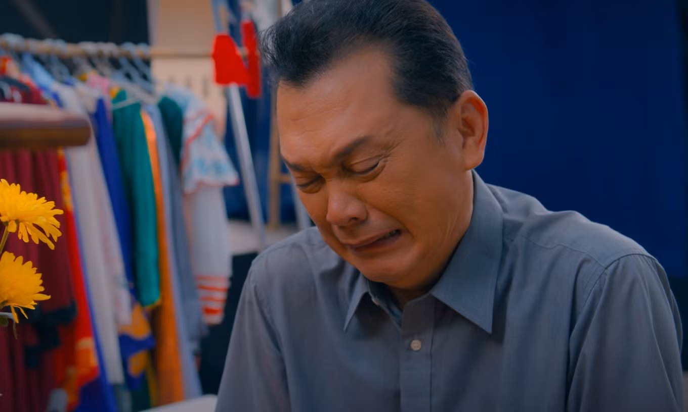 NSƯT Hữu Châu trong Sáng đèn. NSƯT Hữu Châu trong Sáng đèn.