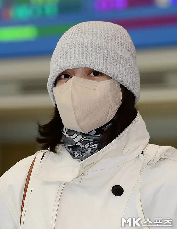 Lisa trùm kín mặt khi về Hàn Quốc.