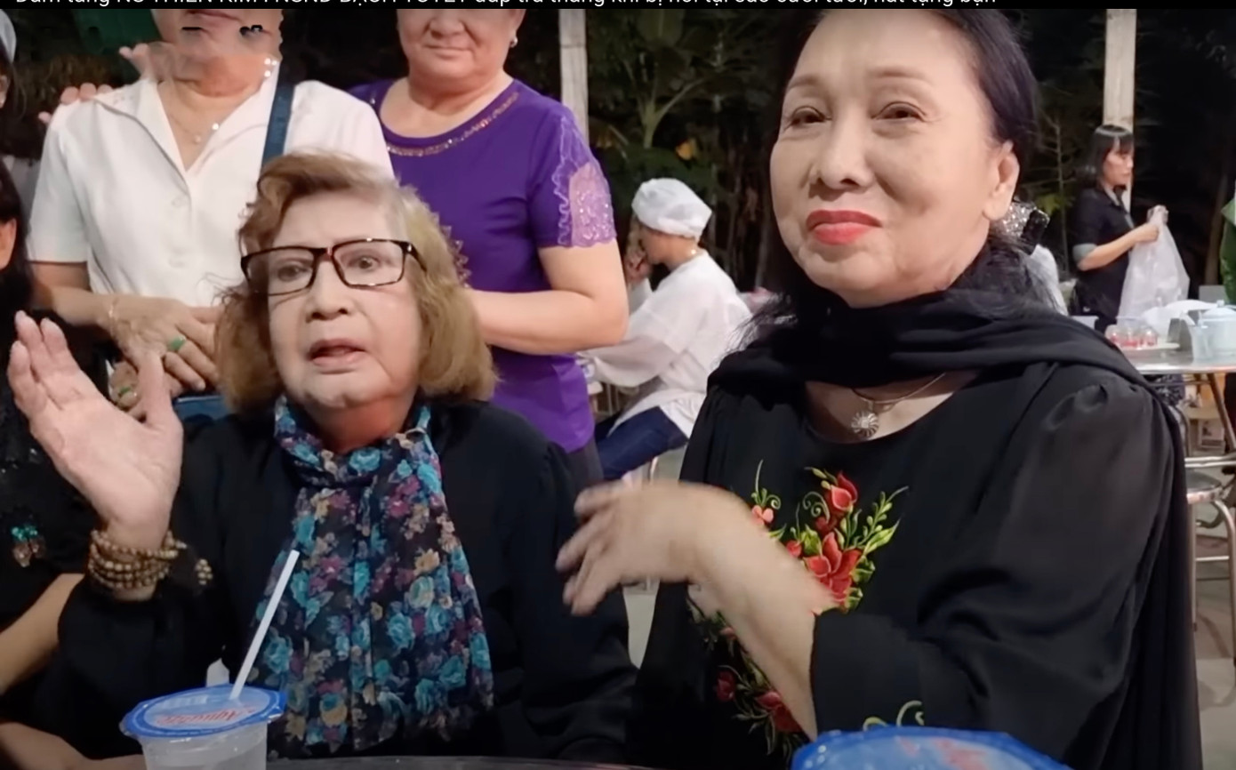 NSND Bạch Tuyết và NSƯT Diệu Hiền trong tang lễ nghệ sĩ Thiên Kim.