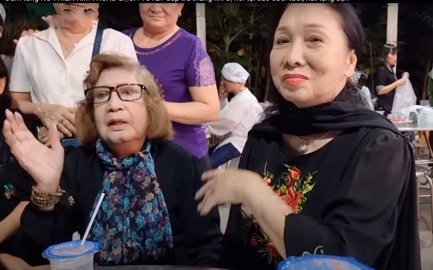 NSND Bạch Tuyết và NSƯT Diệu Hiền trong đám tang nghệ sĩ Thiên Kim.