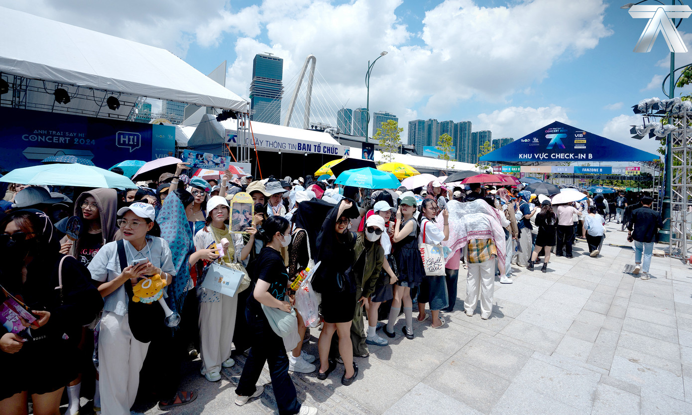 Khán giả xếp hàng dài giữa trời nắng để xem concert Anh trai say hi. Khán giả xếp hàng dài giữa trời nắng để xem concert Anh trai say hi.