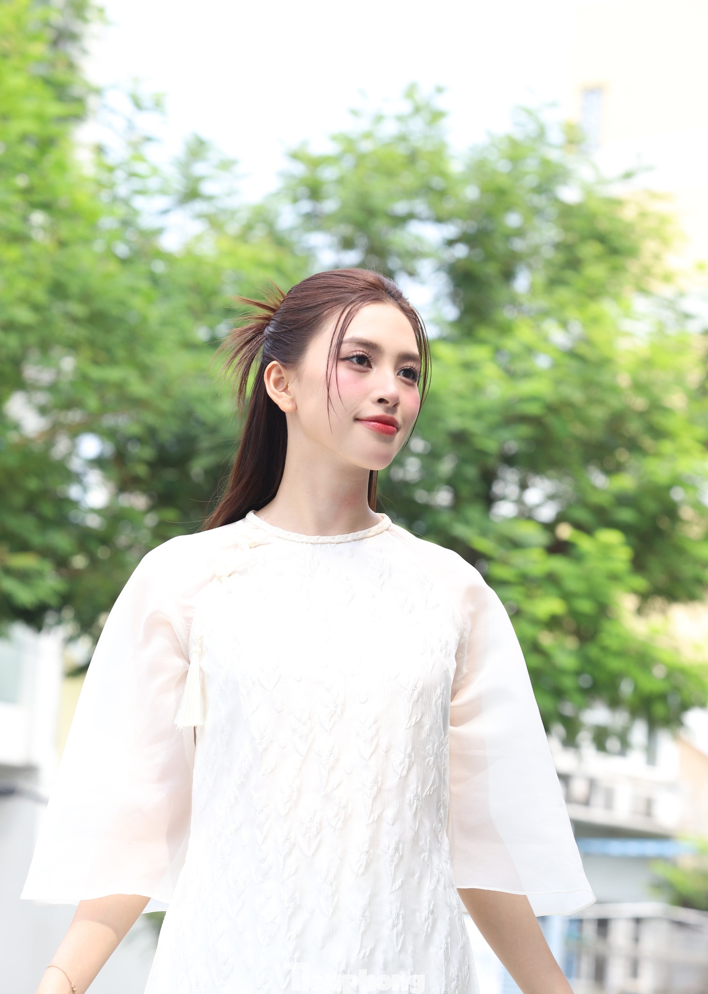 Hoa hậu Việt Nam 2018 nói thêm rằng điều tự hào tiếp theo là cô luôn dùng chính số tiền mình kiếm được để thực hiện các hoạt động từ thiện. &quot;Tôi rất ngại khi kêu gọi người khác hỗ trợ từ thiện. Tôi chủ yếu dùng tiền túi của mình để lan tỏa những điều tốt đẹp. Tôi chỉ kêu gọi bằng cách tự mình làm tốt việc từ thiện, kêu gọi người khác hướng đến những giá trị tốt đẹp&quot;, Tiểu Vy nói.