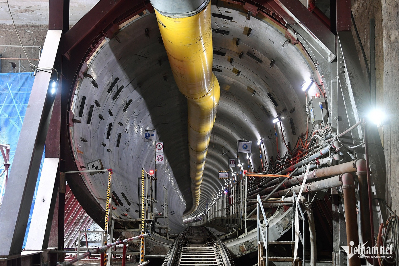 Dự án bắt đầu khoan máy TBM1 “Thần tốc” từ Ga S9 - Kim Mã tại độ sâu 17,8m. Sau khi kết thúc khoan tại ga S12, các máy TBM sẽ được tháo dỡ tại ga này, hệ thống thiết bị phụ trợ sẽ được kéo về và tháo dỡ tại ga S9 - Kim Mã.