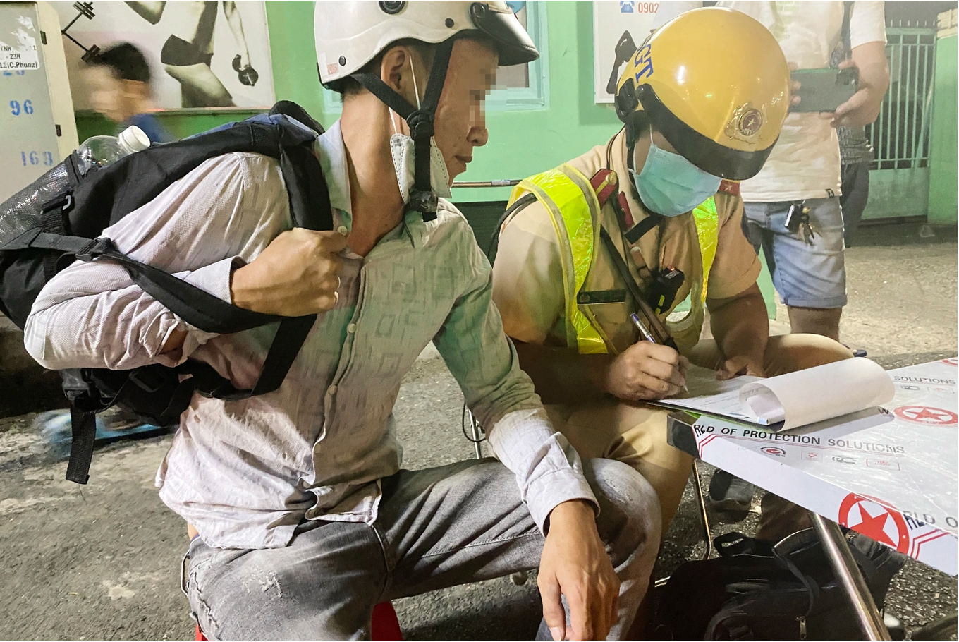 Tài xế N.V.H. trong lúc bị CSGT lập biên bản đã bỏ xe, rời khỏi chốt (Ảnh: An Huy). Tài xế N.V.H. trong lúc bị CSGT lập biên bản đã bỏ xe, rời khỏi chốt (Ảnh: An Huy).