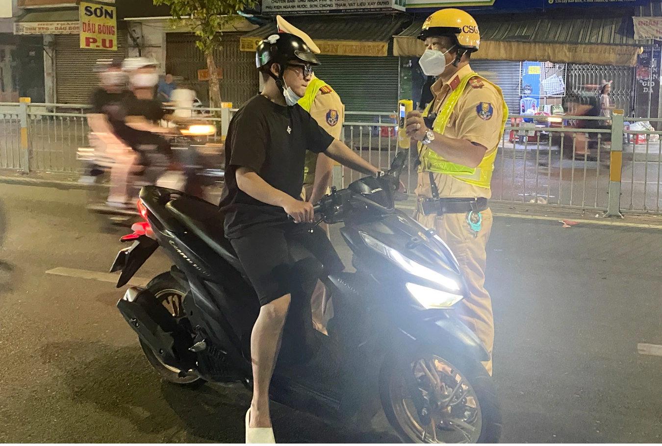 Tài xế N.V.H. trong lúc bị CSGT lập biên bản đã bỏ xe, rời khỏi chốt (Ảnh: An Huy). Tài xế N.V.H. trong lúc bị CSGT lập biên bản đã bỏ xe, rời khỏi chốt (Ảnh: An Huy).