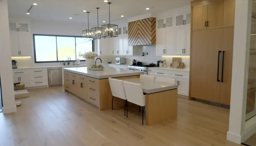 Phòng bếp trang bị hệ thống thiết bị hiện đại và sang trọng. Chia sẻ với New York Post, Hoa hậu Hoàn vũ 2012 nói cô mất vài năm để cải tạo, trang trí theo ý muốn.