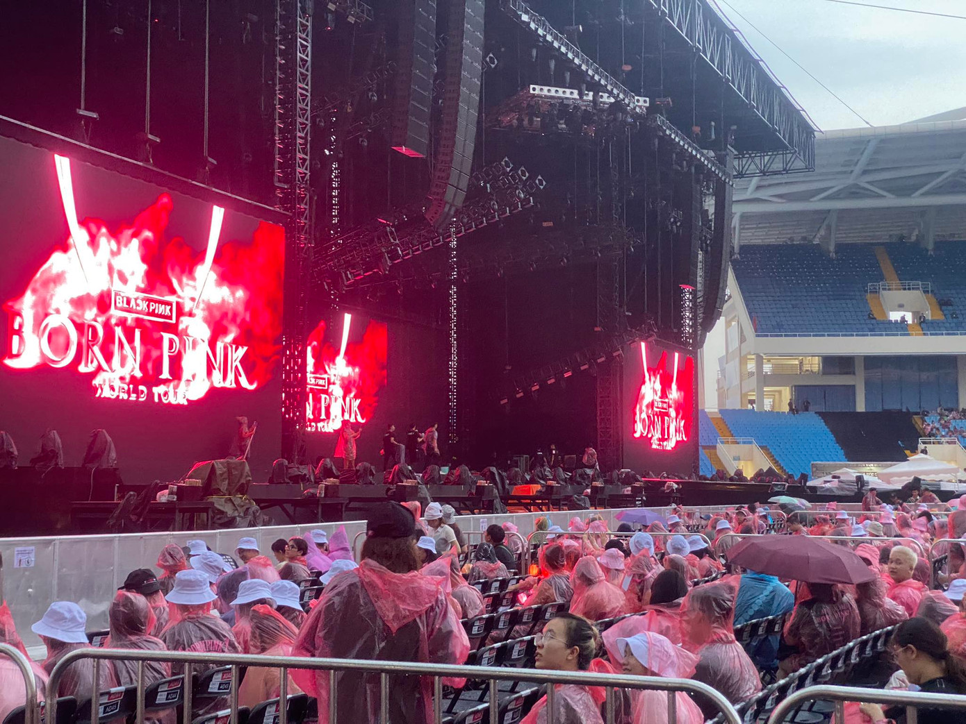 Trước khi vào khu vực sân khấu, khán giả trả lời &quot;sẵn sàng cháy hết mình&quot; dù trời mưa to. &quot;Dù đến từ rất sớm nhưng chúng tôi vất vả tìm chỗ gửi xe sau đó là đi bộ vào sân khấu khá xa. Đến sân khấu thì mưa to, may mắn được BTC phát áo mưa. May mắn là trời tạnh mưa khi khán giả vào đến sân khấu. Chúng tôi thở phào nhẹ nhõm. Nhưng nhóm chúng tôi sẵn sàng mặc áo mưa để ngồi xem vì đã cất công đến đây rồi&quot;, chị Cao Thùy, Hà Nội, chia sẻ với Tiền Phong.