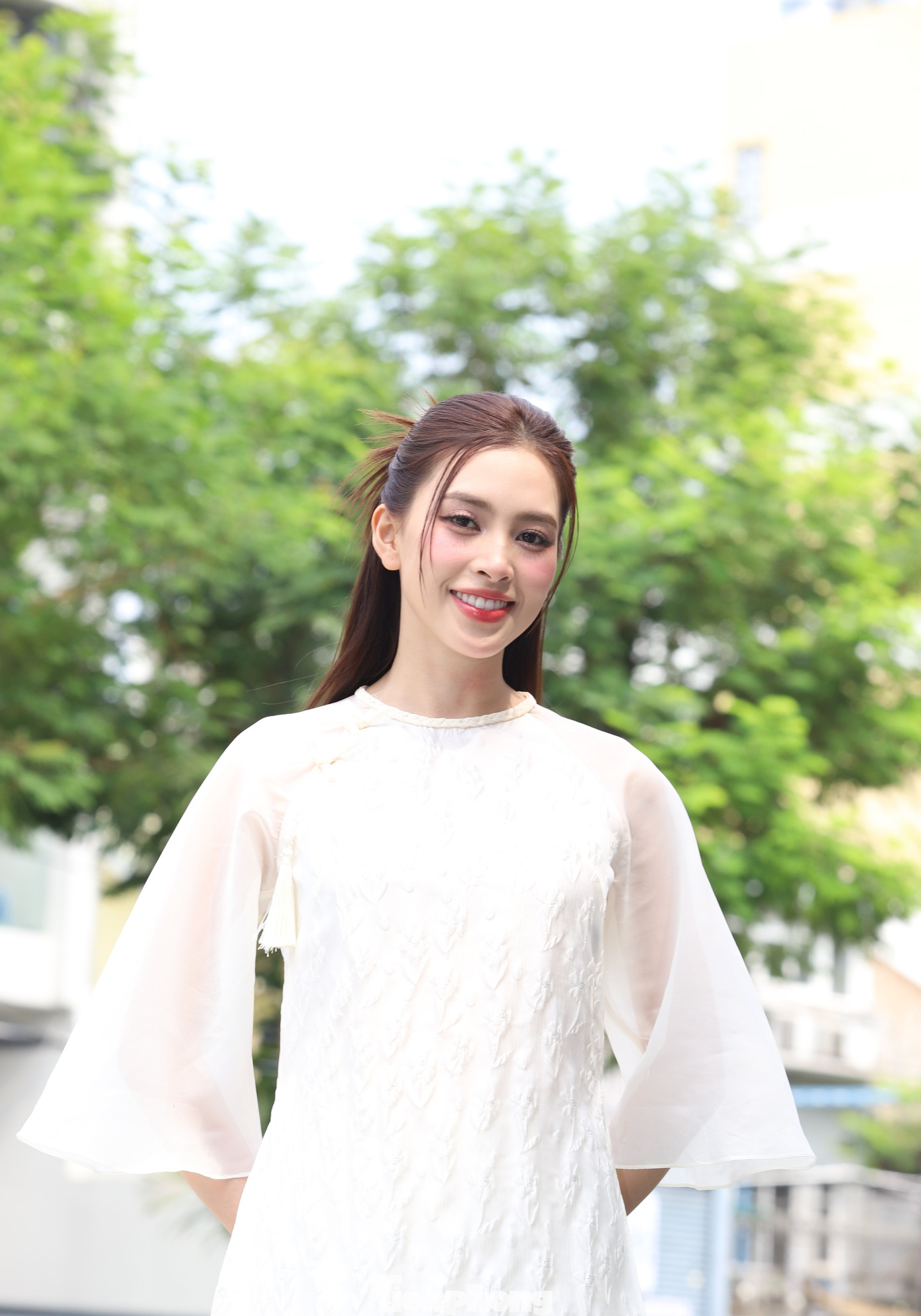 Hoa hậu Việt Nam 2018 nói thêm rằng điều tự hào tiếp theo là cô luôn dùng chính số tiền mình kiếm được để thực hiện các hoạt động từ thiện. &quot;Tôi rất ngại khi kêu gọi người khác hỗ trợ từ thiện. Tôi chủ yếu dùng tiền túi của mình để lan tỏa những điều tốt đẹp. Tôi chỉ kêu gọi bằng cách tự mình làm tốt việc từ thiện, kêu gọi người khác hướng đến những giá trị tốt đẹp&quot;, Tiểu Vy nói.