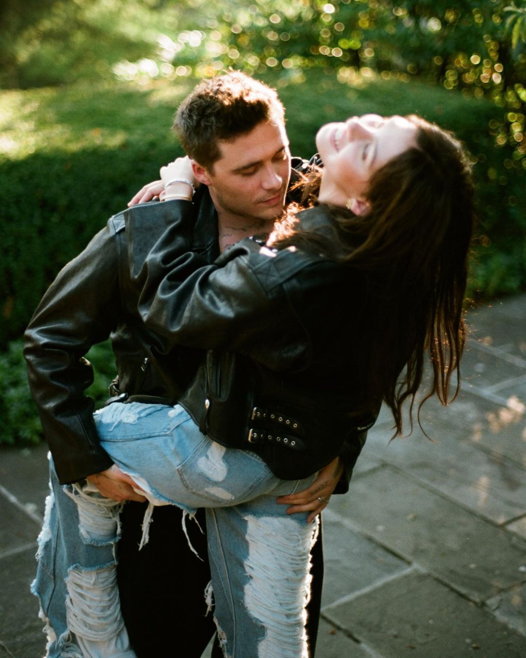 Brooklyn Beckham và Nicola Peltz muốn xây dựng thương hiệu giống bố mẹ. Brooklyn Beckham và Nicola Peltz muốn xây dựng thương hiệu giống bố mẹ.