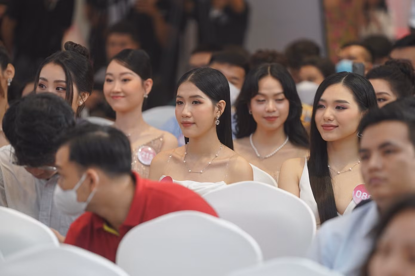 Bên cạnh Đinh Khánh Hòa là thí sinh Hồng Thắm. Cô được nhận xét có nét đẹp nhẹ nhàng của phụ nữ Việt. Trước khi đến với Hoa hậu Việt Nam, Hồng Thắm từng vào top 20 Miss World Vietnam 2022.