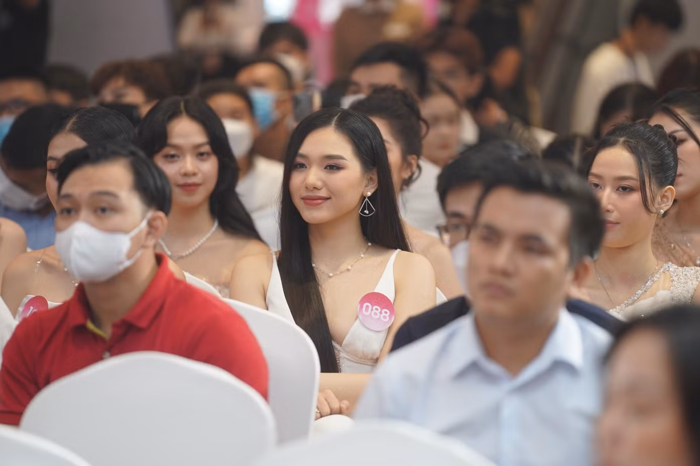 Đinh Khánh Hòa chọn phụ kiện ngọc trai để tạo điểm nhấn cho trang phục hai dây đơn sắc. Cô gái mang số báo danh 088 sinh năm 2003 và đến từ Hà Nội. Trước khi ghi danh Hoa hậu Việt Nam và lọt vào vòng chung kết, cô là sinh viên trường RMIT Hà Nội.