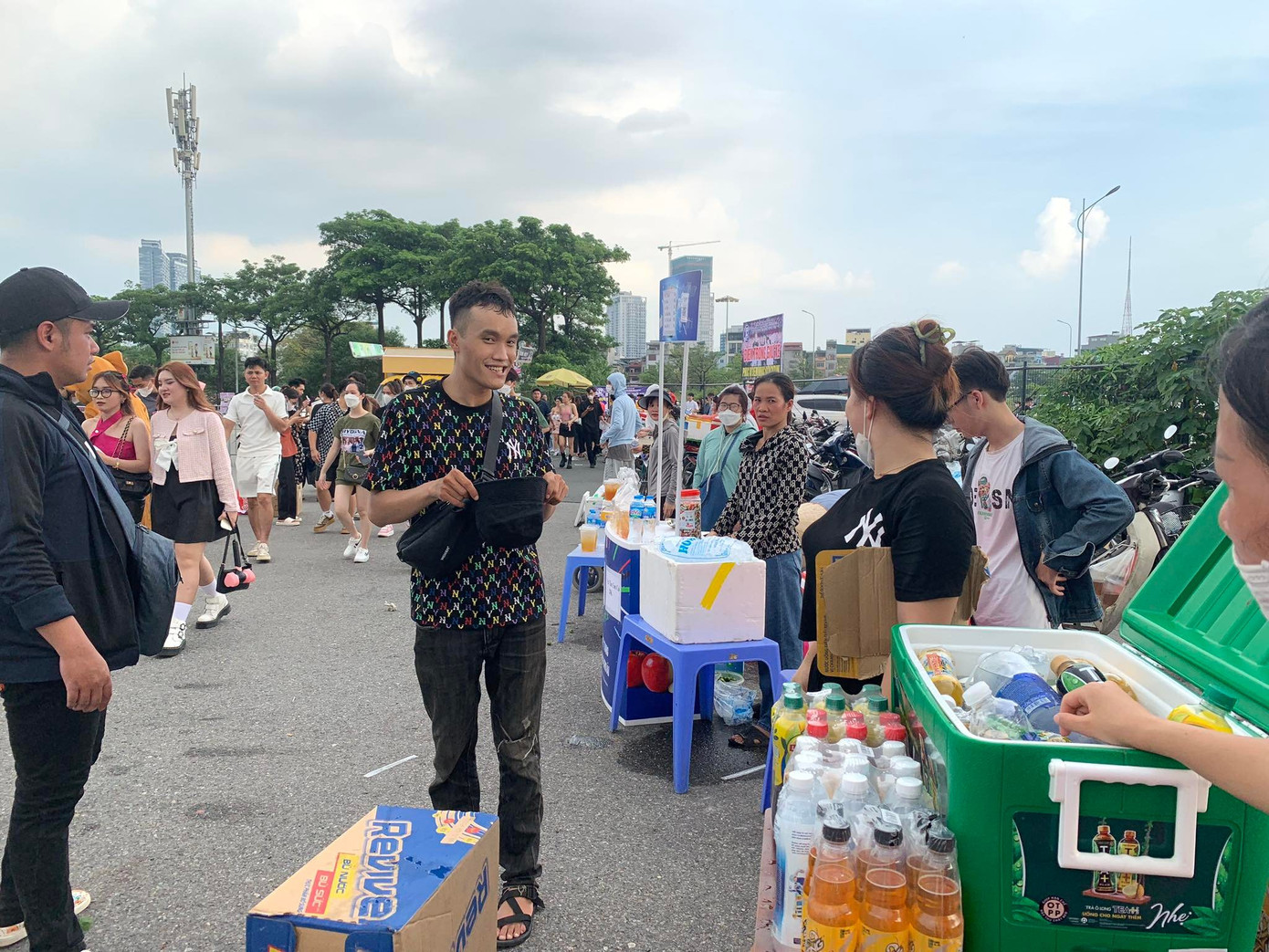 Dương Ngọc Giao, học sinh lớp 11 tại Hà Nội, tranh thủ thời gian nghỉ hè, lên ý tưởng kinh doanh cùng gia đình. Giao cho biết số vốn ba chị em đầu tư cho sạp nước nhỏ chỉ khoảng 400.000 đồng. Do hàng nước mọc lên đột biến nên số lượng bán ra không nhiều. Tuy nhiên, Ngọc Giao vui vì có lãi sau một ngày đội nắng tại sân vận động Mỹ Đình.