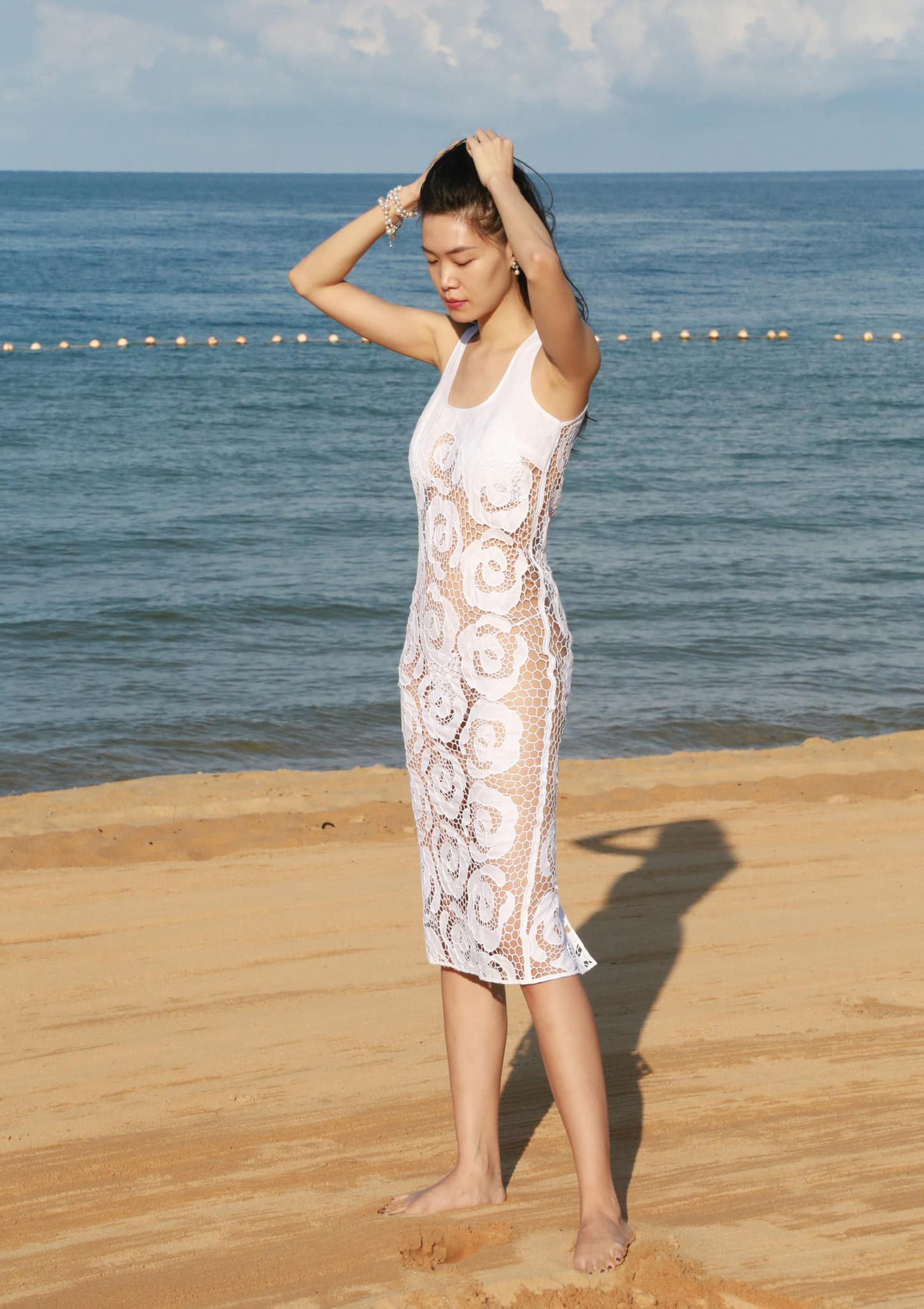 Thùy Dung trong bộ váy ren xuyên thấu trên biển. Vẫn trung thành với phong cách không son phấn, Hoa hậu Việt Nam 2008 lại gây chú ý với vóc dáng cao và mảnh mai. Thùy Dung trong bộ váy ren xuyên thấu trên biển. Vẫn trung thành với phong cách không son phấn, Hoa hậu Việt Nam 2008 lại gây chú ý với vóc dáng cao và mảnh mai.