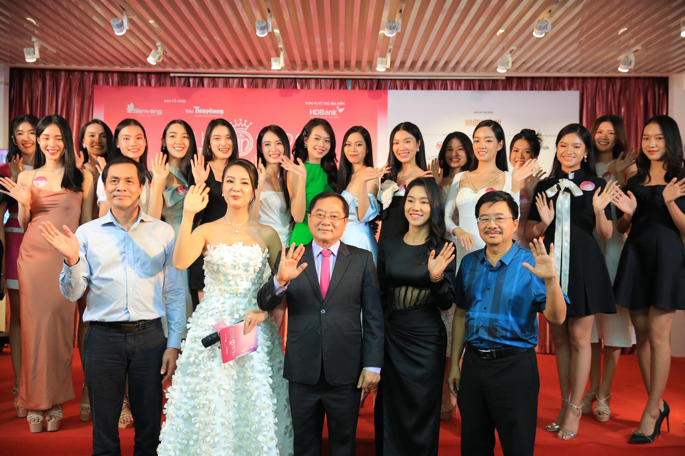 Ban giám khảo làm việc xuyên trưa để kịp tìm ra 30 cô gái xứng đáng bước tiếp vào vòng chung khảo. Buổi làm việc gồm nhà báo Vũ Tiến, Hoa hậu Bảo Ngọc, nhà thơ Hữu Việt, nhà báo Lê Xuân Sơn - Tổng biên tập Báo Tiền Phong đồng thời là trưởng ban tổ chức, trưởng ban giám khảo, bà Phạm Kim Dung - TGĐ Công ty Sen Vàng, Á hậu Thụy Vân, NTK Lê Thanh Hòa, Hoa hậu Đỗ Thị Hà.