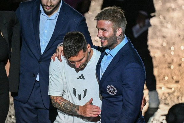 Khoảnh khắc Messi và Beckham ôm nhau tại buổi ra mắt thu hút sự chú ý của người hâm mộ.